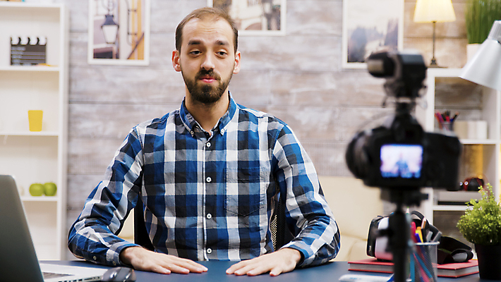 포토 JPG 해외이미지 남자 액자 책장 한명 상반신 성인 앞모습 카메라 촬영 책상 방송 촬영실 성인남자한명만 유튜버 해외포토 1 뷰포인트 가구 사람 전자제품 공간 남자한명만 성인남자만 파일형식 크리에이터 이미지허브