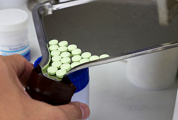 포토 JPG 해외이미지 손 분홍색 백그라운드 컨셉 가방 건강 사람 동양인 사람없음 치료 알약 약 갈색 어둠 고통 가을 흰색 항아리 붓기 질병 컨테이너 약국 처방 지퍼 조제 보충 고립 돌봄 옛날 항생제 해외포토 잡화 계절 감정 산업 컬러 의학 모션 인종 신체부위 도자기 만들기 파일형식 이미지허브