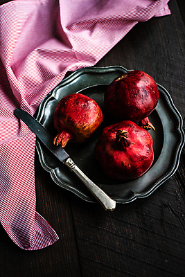 포토 JPG 해외이미지 검은배경 사람없음 식탁보 칼 석류 해외포토 백그라운드 과일 검은색 파일형식 이미지허브