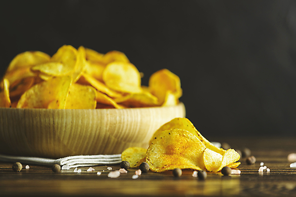 포토 JPG 해외이미지 실내 사람없음 아웃포커스 감자칩 나무접시 나무탁자 해외포토 접시 탁자 촬영기법 내부 과자 칩_음식 파일형식 이미지허브