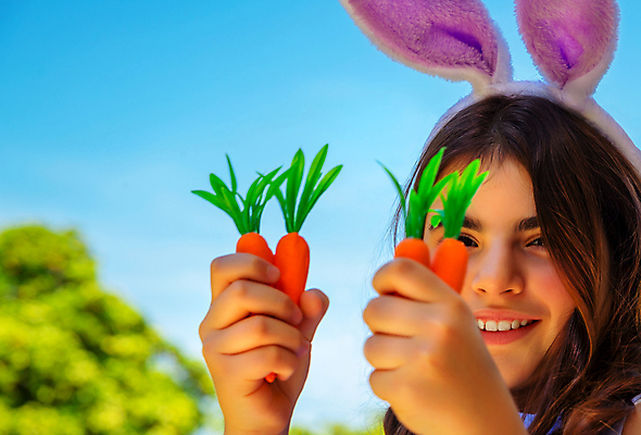 포토 JPG 해외이미지 전통 계절 여자 행복 어린이 음식 채소 장난 놀이 휴가 부활절 건강 한명 사람 장식 장난감 파티 정원 봄 당근 축하 아기 토끼 신선 잡기 먹기 유기농 원예 귀 심기 채식주의자 비건 해외포토 1 웰빙 기념일 감정 컨셉 포유류 모션 뿌리채소 이벤트 취미 신체부위 반려동물 채식 파일형식 이미지허브