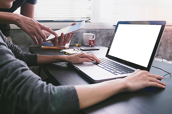 포토 JPG 해외이미지 직업 라이프스타일 손 컨셉 인터넷 비즈니스 창문 손가락 탁자 주택 직장 실내 성인 사람없음 노트북 빛 컴퓨터 사무실 햇빛 알약 스크린 장비 흰색 키보드 업무 커튼 비즈니스맨 계획 연결 책상 보고서 바쁨 창업 구성 프로젝트 프리랜서 해외포토 남자 컬러 가구 회사 사람 내부 건물 생활 신체부위 전자제품 태양 약 작업 직장인 자영업 파일형식 이미지허브