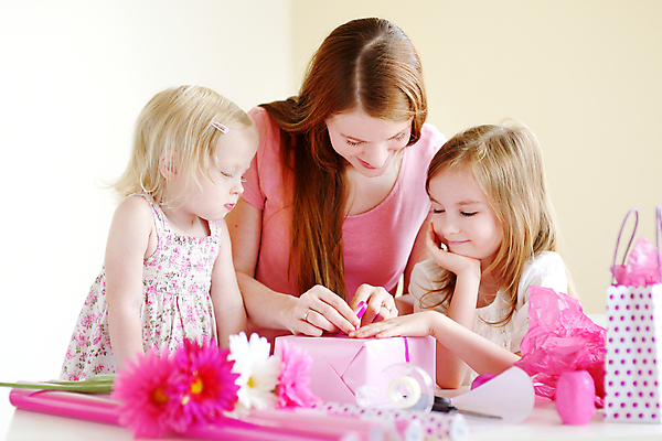 포토 JPG 해외이미지 계절 여자 기념일 꽃 행복 리본 종이 어린이 분홍색 크리스마스 가방 포장 가족 엄마 휴가 부활절 함께함 3 크리스마스선물 선물 사람 장식 세명 상자 축제 놀람 기쁨 덮개 축하 잡기 생일 아빠 활 주기 흥분 소원 패키지 언니 포장소품 해외포토 식물 잡화 감정 컬러 컨셉 관계 모션 표정 이벤트 뚜껑 오브젝트 자매 포장재료 파일형식 이미지허브