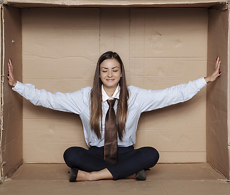 포토 JPG 해외이미지 전신 백인 여자 한명 성인 앞모습 상자 사무실 비즈니스우먼 가부좌 갇힘 답답함 성인여자한명만 해외포토 서양인 1 뷰포인트 비즈니스 모션 사람 앉기 직장인 감각 여자한명만 성인여자만 파일형식 이미지허브