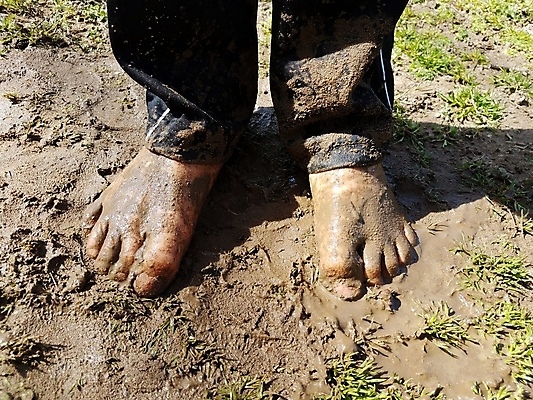 포토 JPG 해외이미지 옷 어린이 바지 발 놀이 사람없음 야외 흙 젖음 먼지 진흙 발가락 땅바닥 해외포토 하의 바닥 사람 신체부위 파일형식 이미지허브