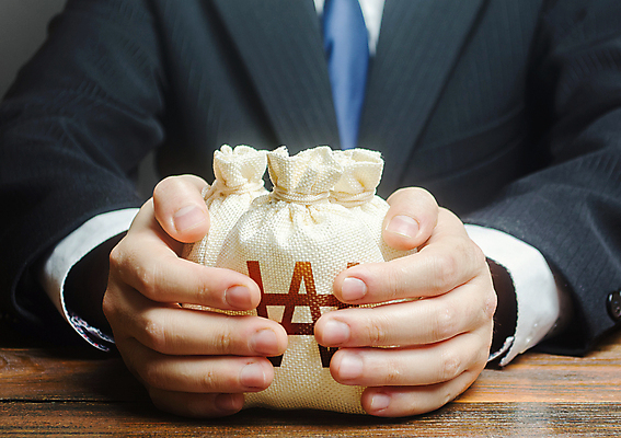 포토 JPG 해외이미지 남자 돈 관리 한명 상반신 성인 앞모습 금융 경제 거래 잡기 비즈니스맨 원화 돈자루 보호 수입 성인남자한명만 해외포토 1 뷰포인트 컨셉 비즈니스 모션 사람 직장인 재산 남자한명만 성인남자만 파일형식 이미지허브