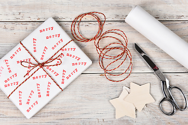 포토 JPG 해외이미지 종이 줄 크리스마스 탁자 휴가 선물 사람없음 목재 빨간색 흰색 시골 닫기 묶기 노끈 재활용품 수공예 평야 핸드메이드 카피스페이스 해외포토 나무 기념일 컬러 가구 재료 모션 자연 공백 재활용 공예 파일형식 이미지허브