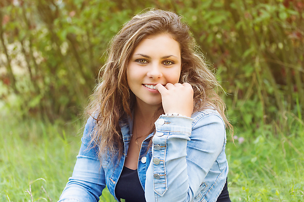 포토 JPG 해외이미지 백인 1 라이프스타일 여자 행복 얼굴 백그라운드 갈색머리 한명 사람 야외 10대 유행 흰색 표현 신선 내추럴 해외포토 서양인 헤어스타일 감정 컬러 청소년 생활 신체부위 파일형식 이미지허브