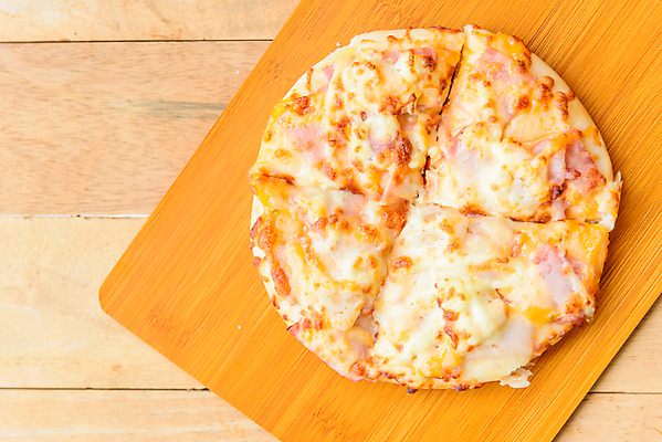 포토 JPG 해외이미지 종이 음식 조각 토마토 채소 탁자 피망 치즈 주택 피자 패스트푸드 요리 사람없음 목재 주방 식당 정원 식사 저녁식사 버섯 이탈리아 껍질 신선 뜨거움 달콤 맛 정크푸드 폐기물 굽기 먹기 허브 속도 올리브 햄 반죽 점심식사 모짜렐라치즈 짠맛 페퍼로니 피자집 하와이인 해로움 핸드메이드 해외포토 외국인 나무 식물 열매 유럽 가구 컨셉 재료 모션 유제품 서양음식 육류 건물 상점 소시지 인스턴트 쓰레기 구이 파일형식 이미지허브