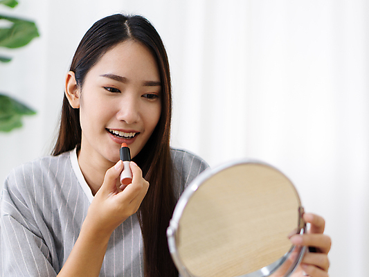 포토 JPG 해외이미지 라이프스타일 손 여자 행복 얼굴 분홍색 태국 휴가 휴식 주택 한명 미소 사람 동양인 빨간색 화장 유행 화장품 립스틱 흰색 입 상품 미용사 피부 입술 주말 돌봄 스타일 카피스페이스 신청 해외포토 직업 1 감정 아시아 컬러 컨셉 모션 표정 인종 건물 생활 신체부위 뷰티 공백 파일형식 이미지허브