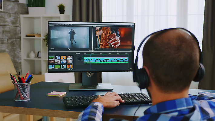 포토 JPG 해외이미지 남자 실내 한명 상반신 성인 뒷모습 그래픽 모니터 헤드셋 키보드 메모지 책상 연필꽂이 그래픽디자이너 성인남자한명만 영상편집 해외포토 1 뷰포인트 음향기기 가구 문구용품 사람 내부 컴퓨터 사무용품 헤드폰 디자이너 남자한명만 성인남자만 파일형식 이미지허브