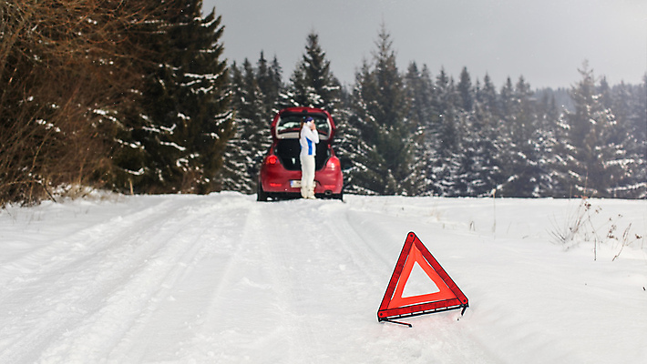 포토 JPG 해외이미지 주간 전신 도로 겨울 자동차 한명 사람 성인 야외 옆모습 눈 삼각형 위험 통화 눈길 비상등 성인한명만 해외포토 자연요소 도형 1 계절 길 육상교통 뷰포인트 컨셉 교통시설 모션 날씨 눈_날씨 성인만 파일형식 이미지허브