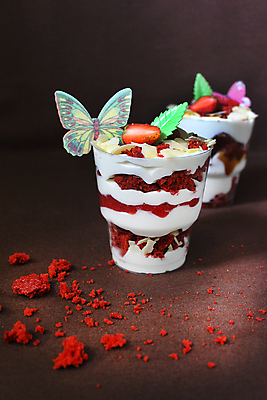 포토 JPG 해외이미지 나비 딸기 아이스크림 사람없음 장식 달콤 컵케이크 허브 부스러기 해외포토 식물 곤충 과일 디저트 케이크 맛 파일형식 이미지허브
