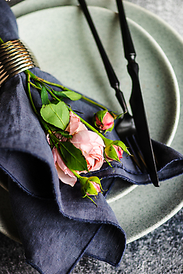 포토 JPG 해외이미지 식기 접시 포크 회색배경 사람없음 장미 나이프 냅킨 해외포토 꽃 백그라운드 회색 칼 파일형식 이미지허브