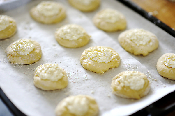 포토 JPG 해외이미지 빵 쟁반 실내 사람없음 아웃포커스 반죽 일렬 해외포토 음식 촬영기법 내부 파일형식 이미지허브