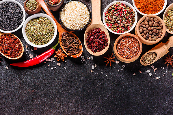 포토 JPG 해외이미지 백그라운드 잎 재료 고추 탁자 파프리카 건조 마늘 요리 씨앗 동양인 사람없음 빨간색 초록색 컬러풀 주방 숟가락 검은색 어둠 양념 조미료 사발 고수 맛 가루 인도인 허브 메뉴 유기농 매움 아로마 소금 향 레시피 후추 카레 생강 바질 로즈메리 시나몬 강황 해외포토 외국인 식물 웰빙 음식 컬러 가구 컨셉 채소 식재료 수저 인종 사기그릇 향신료 향미료 파일형식 이미지허브