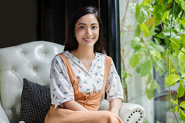 포토 JPG 해외이미지 라이프스타일 손 응시 여자 행복 감정 아시아 얼굴 백그라운드 인터넷 비즈니스 가족 휴식 주택 한명 미소 사람 앉기 동양인 성인 10대 소파 카메라 놀람 기쁨 네트워크 흥분 긍정 해외포토 1 시선 나라 컨셉 의자 관계 모션 청소년 표정 인종 건물 생활 신체부위 전자제품 파일형식 이미지허브