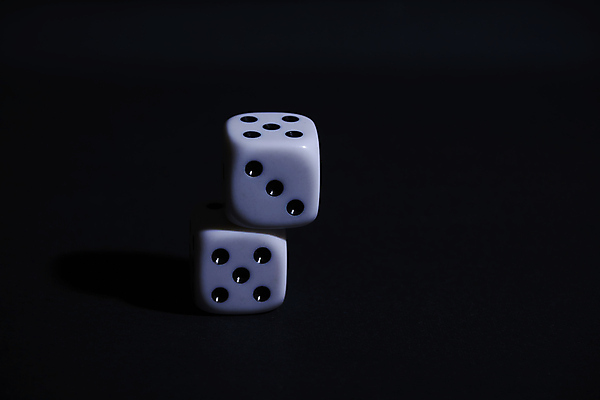 포토 JPG 해외이미지 라이프스타일 비즈니스 놀이 탁자 성공 사람없음 목재 세로 게임 죽음 우승 행운 그룹 재산 도박 선택 플라스틱 큐브 책상 묘사 카지노 주사위 클럽 기회 이익 중독 라스베가스 분실 승자 적자 정물화 펠트 헹가래 해외포토 나무 가구 컨셉 재료 재질 생활 금융 축하 최고 그림 파일형식 천_직물 이미지허브