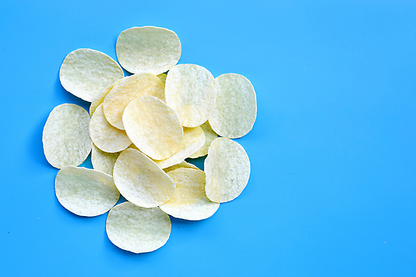 포토 JPG 해외이미지 실내 사람없음 하이앵글 쌓기 과자 파란배경 감자칩 카피스페이스 해외포토 뷰포인트 백그라운드 모션 디저트 내부 파란색 공백 칩_음식 파일형식 이미지허브