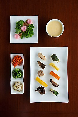 포토 JPG 한식 음식 채소 반찬 김치 실내 사람없음 하이앵글 버섯 상차림 전라도 나물 시금치 건강식 플랫레이 사찰음식 국내포토 뷰포인트 불교 한국 내부 플랫 파일형식