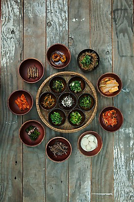 포토 도형 접시 한식 음식 뷰포인트 백그라운드 불교 채소 한국 내부 플랫 파일형식 시금치 고사리 김치 반찬 원형 나무접시 JPG 플랫레이 실내 사람없음 하이앵글 사찰음식 전라도 나물 건강식 상차림 나무배경 국내포토