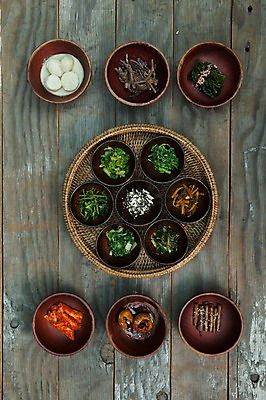 포토 JPG 한식 음식 반찬 김치 실내 사람없음 하이앵글 원형 상차림 전라도 나물 시금치 미역 건강식 고사리 나무접시 플랫레이 사찰음식 나무배경 국내포토 도형 접시 뷰포인트 백그라운드 불교 채소 한국 내부 해조류 플랫 파일형식