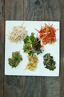 포토 JPG 접시 한식 음식 실내 사람없음 하이앵글 상차림 전라도 나물 부침개 무침 건강식 파무침 플랫레이 사찰음식 나무배경 국내포토 식기 뷰포인트 백그라운드 불교 채소 한국 내부 플랫 파일형식