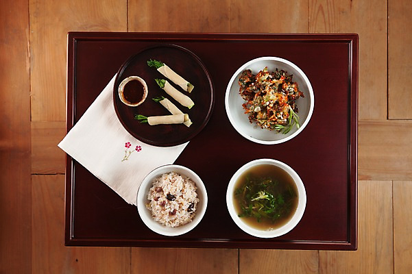 포토 JPG 한식 음식 밥 실내 사람없음 하이앵글 상차림 전라도 밥상 아스파라거스 국 나물 건강식 야채튀김 플랫레이 사찰음식 나무배경 국내포토 뷰포인트 백그라운드 불교 채소 탁자 한국 내부 튀김 플랫 파일형식