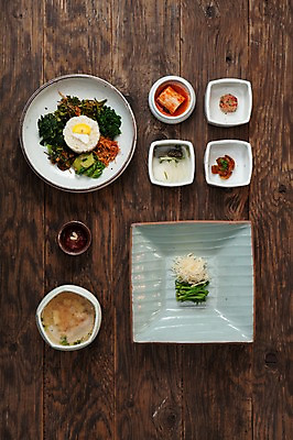 포토 JPG 한식 음식 반찬 김치 실내 사람없음 하이앵글 고추장 상차림 전라도 국 나물 비빔밥 건강식 플랫레이 사찰음식 나무배경 국내포토 뷰포인트 백그라운드 불교 채소 한국 내부 양념 플랫 파일형식