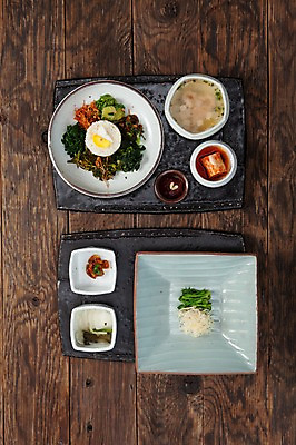 포토 JPG 한식 음식 반찬 김치 실내 사람없음 하이앵글 고추장 상차림 전라도 국 나물 비빔밥 건강식 플랫레이 사찰음식 나무배경 국내포토 뷰포인트 백그라운드 불교 채소 한국 내부 양념 플랫 파일형식