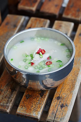 포토 JPG 여름음식 실내 사람없음 복날 나무의자 보양식 삼계탕 맛집 닭국수 제철음식 삼복 국내포토 기념일 음식 의자 내부 목재 여름 국수 몸보신 제철 파일형식 나무 계절 가구 재료 이벤트 면류 보신 식물 생활용품 오브젝트