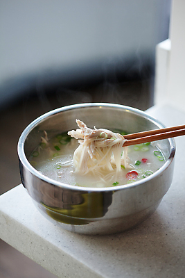 포토 JPG 젓가락 여름음식 실내 사람없음 아웃포커스 복날 보양식 삼계탕 맛집 닭국수 제철음식 삼복 국내포토 기념일 음식 촬영기법 수저 내부 여름 국수 몸보신 제철 파일형식 식기 계절 이벤트 면류 보신