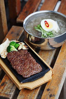 포토 JPG 여름음식 실내 사람없음 나무의자 냉면 물냉면 떡갈비 제철음식 국내포토 한식 음식 의자 내부 목재 제철 파일형식 여름_계절