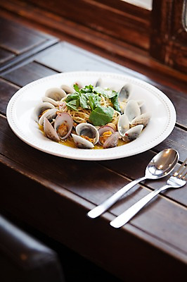 포토 JPG 접시 포크 조개 실내 사람없음 식당 숟가락 봉골레파스타 충정로 국내포토 식기 어패류 서울 파스타 수저 내부 상점 파일형식