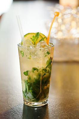 포토 JPG 실내 빨대 사람없음 아웃포커스 얼음 카페 칵테일 라임 모히토 충정로 국내포토 자연요소 과일 주류 서울 촬영기법 내부 상점 파일형식