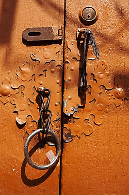 포토 JPG 주간 무늬 자물쇠 사람없음 야외 도시풍경 대문 열쇠구멍 문고리 나무문 충정로 국내포토 자연요소 서울 풍경 목재 문 도시 파일형식