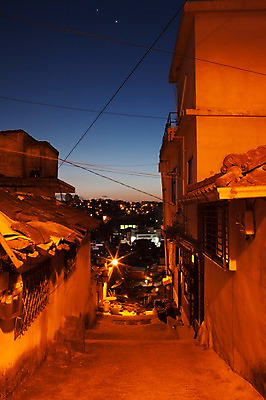 포토 JPG 야경 하늘 주택 사람없음 야외 건물 도시풍경 골목길 충정로 국내포토 건축물 길 서울 풍경 도시 밤 야간 파일형식