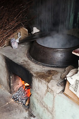 포토 JPG 주간 풍경 사람없음 야외 나뭇가지 가마솥 솥 아궁이 장작 울산 솥뚜껑 국내포토 자연요소 나무 주방용품 한국 파일형식