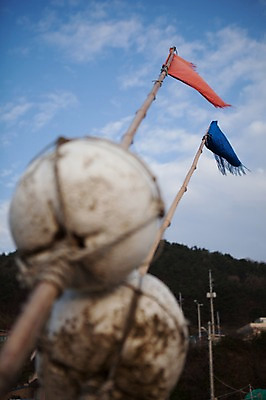 포토 JPG 주간 구름 하늘 풍경 사람없음 야외 아웃포커스 깃발 어촌 부표 울산 국내포토 자연요소 한국 촬영기법 시골 파일형식