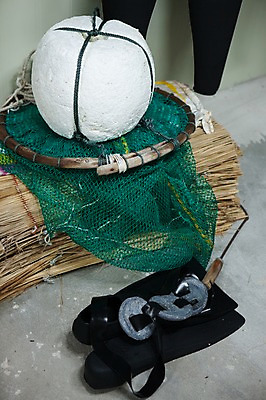 포토 JPG 주간 풍경 사람없음 야외 그물 오리발 오브젝트 잠수복 부표 울산 해녀복장 국내포토 자연요소 옷 한국 파일형식