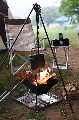 포토 JPG 주간 휴가 풍경 사람없음 야외 캠핑 장작 모닥불 캠핑장 가평 반합 야외의자 국내포토 자연요소 의자 불 레저 캠핑도구 경기도 파일형식