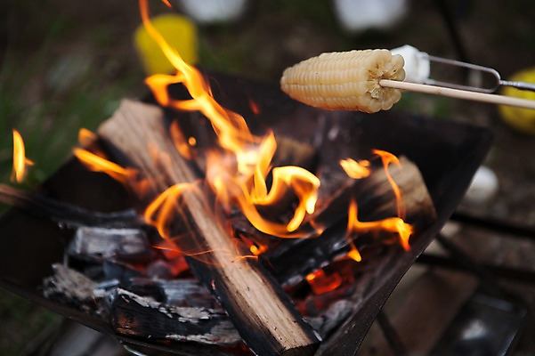 포토 JPG 주간 휴가 옥수수 풍경 사람없음 야외 캠핑 꼬치 장작 모닥불 화로 가평 국내포토 자연요소 그릇 불 레저 곡류 경기도 파일형식