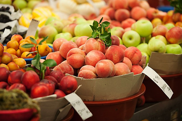 포토 JPG 과일 실내 풍경 사람없음 아웃포커스 여러개 사과 복숭아 재래시장 전통시장 제철 제철과일 국내포토 청주시 전통 다수 촬영기법 내부 시장 충청북도 파일형식