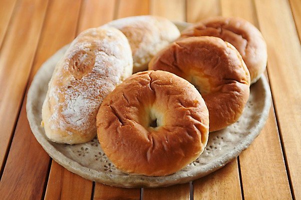 포토 JPG 접시 빵 실내 사람없음 여러개 재래시장 단팥빵 전통시장 나무배경 국내포토 청주시 전통 식기 음식 다수 백그라운드 내부 시장 충청북도 파일형식