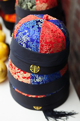 포토 JPG 주간 모자 풍경 사람없음 야외 오브젝트 중국전통 인천 전통모자 차이나타운 국내포토 자연요소 모자_잡화 전통 잡화 한국 관광지 중국 파일형식