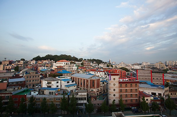 포토 JPG 주간 구름 하늘 풍경 사람없음 야외 건물 마을 인천 차이나타운 국내포토 자연요소 건축물 한국 관광지 파일형식