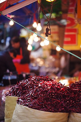 포토 JPG 건조 실내 아웃포커스 한국인 시장 상인 재래시장 말린고추 성남 전통시장 국내포토 전통 고추 촬영기법 동양인 내부 경기도 파일형식