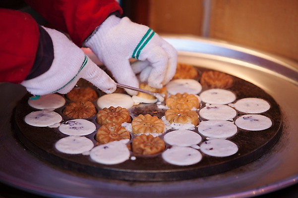 포토 JPG 손 실내 한명 성인 신체부위 한국인 시장 상인 재래시장 국화빵 성남 전통시장 국내포토 1 전통 빵 사람 동양인 내부 경기도 파일형식