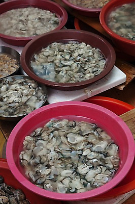 포토 JPG 실내 사람없음 바구니 여러개 굴 시장 해산물 재래시장 전통시장 고흥 국내포토 전통 다수 어패류 내부 전라남도 파일형식