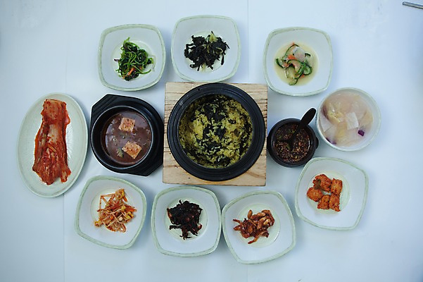 포토 JPG 한식 반찬 김치 실내 사람없음 하이앵글 상차림 된장찌개 흰배경 돌솥 곤드레밥 정선 만항재 국내포토 음식 뷰포인트 백그라운드 밥 내부 흰색 찌개 강원도 파일형식